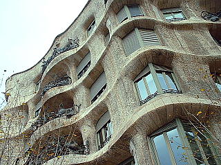 ガウディ作の「カサ・ミラ」、高級マンション